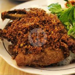 Bebek Goreng Serundeng Sambel Hitam