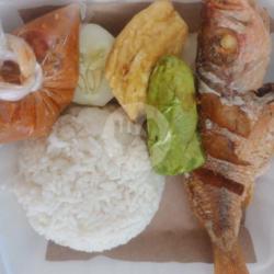 Nasi Lalapan Ikan Laut Tempe