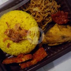 Nasi Kuning Istimewa ( Dengan Ayam )