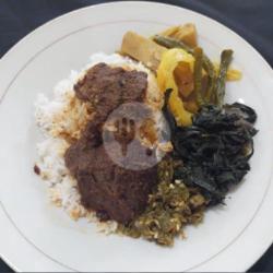 Rendang Daging   Nasi   Sayur Nangka   Daun Singkong   Sambal