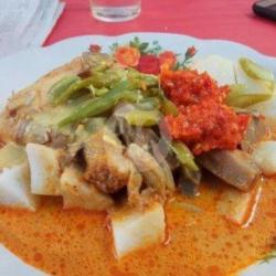 Lontong Sayur   Ayam Goreng/rendang