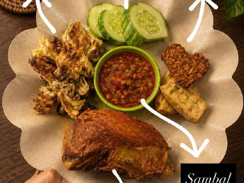PECEL LELE ARJUNA, Depan puskesmas biaro