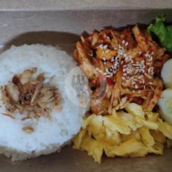 Nasi Ayam Suwir Pedas Ekstra Telur