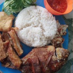 Lalapan Ikan Goreng Nila  Komlit   Nasi Sambal Cobek