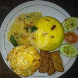 Nasi Kuning Telur Ceplok