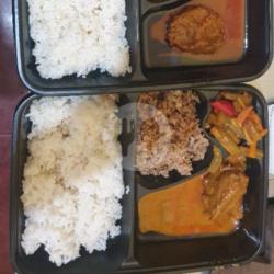 Nasi Hokkben ( Nasi   Ayam Pedes / Ayam Opor   Tempe   Sayur   Kerupuk   Sendok )