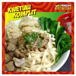 Kwetiau Komplit (rice Noodle With Chicken Dumpling And Meatball)