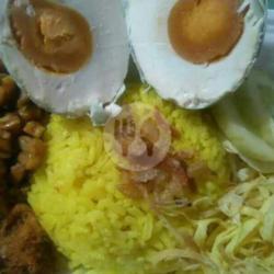 Nasi Kuning Telur Asin Lengkap.