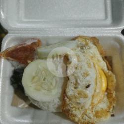 Nasi Putih Telur Mata Sapi Lalapan