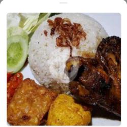 Nasi Uduk Bumbu Ayam Bakar Kumplit