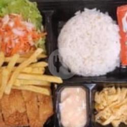 Nasi Bento Chicken Katsu Komplit(chicken Katsu Kentang Telur Suwir  Salad Saus Mayones Keju)