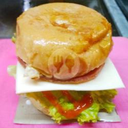 Burger Daging Keju Lembar Saos Pedes Mayonaise Sayuran Selada Timun