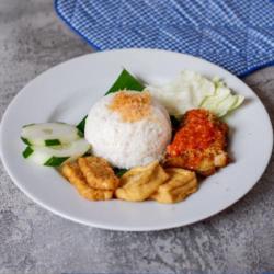 Nasi Ayam Lalapan Serundeng