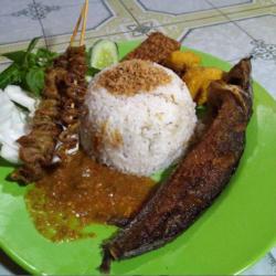 Nasi (uduk/putih)lele Goreng Kulit Usus Tahu Tempe (sambal Lalab)