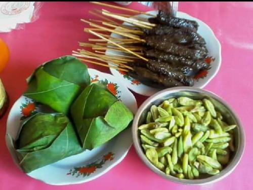 Sate Kerbau 57, gang 1 Pak Sutrimo dan Ibu Siti Rochmah