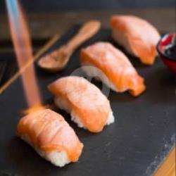 Grill Salmon Nigiri