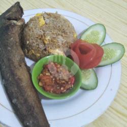 Paket Nasi Goreng Telur Lele Goreng Es Teh Manis