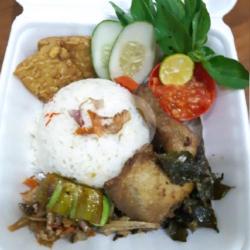 Nasi Liweut Komplit Ayam Goreng/bakar