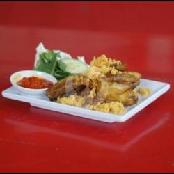 Ayam Goreng    Sambel Terasi / Bawang   Lalapan
