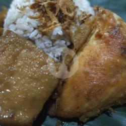 Nasi Uduk   Ayam Goreng   Semur Tahu