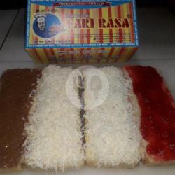 Roti Bumbu Bakar 1/2 Kacang Keju Susu-1/2 Strawberry Keju Susu.