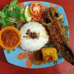 Nasi Uduk Lele Bumbu Serundeng Plus Tahu Tempe