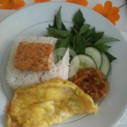 Nasi Lalapan Telor Dadar