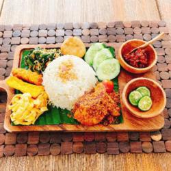 Nasi Uduk Ayam Serundeng