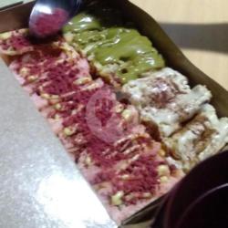 Robak Large Red Velvet, Tiramisu Crunchy Cinamon   Green Tea Crunchy