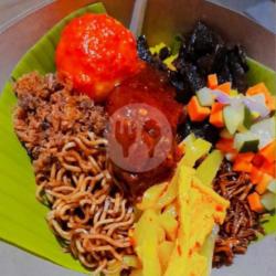 Nasi Kuning Ayam, Paru, Daging Toppa Lada Dan Telur Balado.