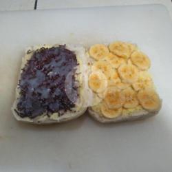 Roti Cadet Pisang Coklat Susu.