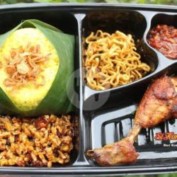 Nasi Kuning Ayam Goreng