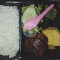 Nasi Ayam Bakar Paha Atas Lombok Ijo Tahu  Es Teh