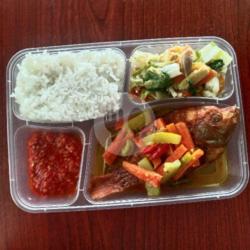 Nasi Putih Ikan Nila Acar Tumis Capcay Sambal