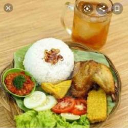 Nasi Ayam Serundeng Tempe/tahu Es Teh Manis / Nutrisari