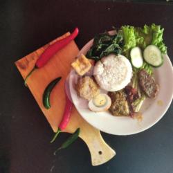 Es Teh Nasi Rendang  Dadar Jagung Telor Sayur Sambal