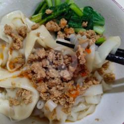 Kwetiaw Ayam Pangsit Rebus