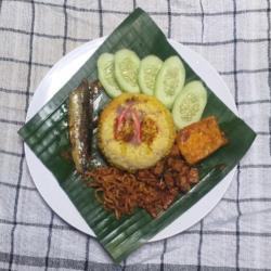 Nasi Kuning Tongkol Bumbu Merah