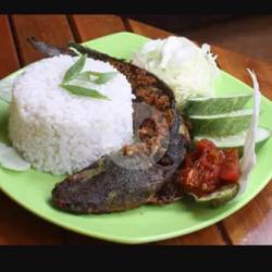 Paket Lele Goreng   Nasi   Lalapan   Pilihan Sambal