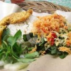 Nasi Urap Ikan   Peyek