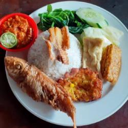 Nasi Tempong Ikan Jangki