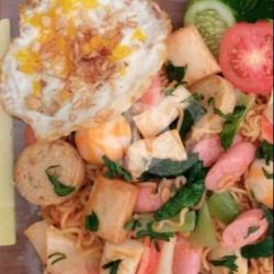 Indomie Goreng Dobel Becek Spesial Seafood Telor Ceplok (dumplingg Keju 2, Crabstick Slice,shrimptail Slice, Tahu Kering Slice, Bakso3,sosis Slice)