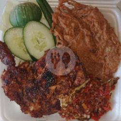 Nasi Ayam Bakar Taliwang Kulit Ayam Telur Dadar Crispy   Es Teh Manis