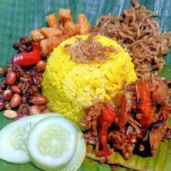 Nasi Kuning Kumplit Jengkol Teri Balado