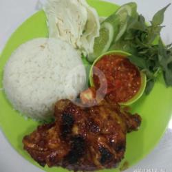 Nasi   Dada Ayam Bakar Tahu Tempe Lalapan Sambal