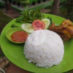 Nasi Lalapan Ayam Goreng (kampung)
