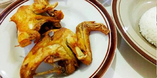 Ayam Goreng Kampung Mbak Dewi, Yudhistira