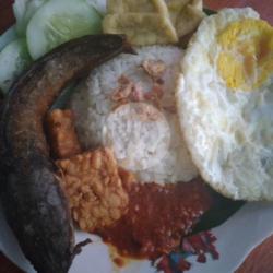 Nasi Sambel Telur Ceplok Dan Lele