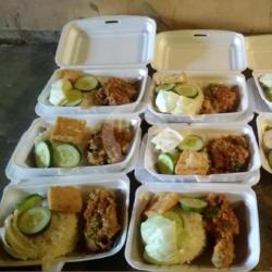 Paket 10 Kotak Nasi Ayam Geprek   10 Es Teh