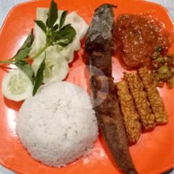 Lalapan Nasi Lele